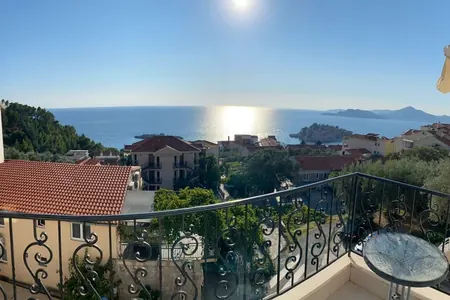 Prodaje se četvorosoban stan na Svetom Stefanu sa panoramskim pogledom