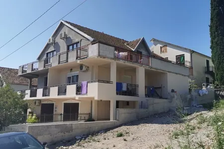 Hälfte eines Hauses mit 2 Wohnungen, 110m2, Radovići