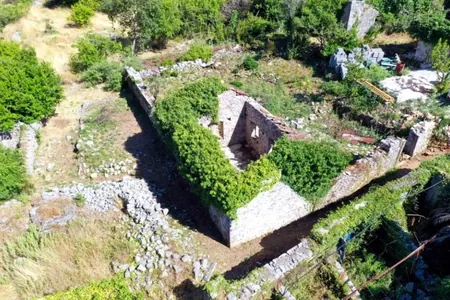 Historical manor house on an urbanized plot in Lustica