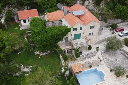 Iznajmljuje se kuća u Blizikućama, sa bazenom i panoramskim pogledom na more.