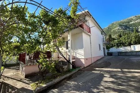 House for sale 270 m2 on a large plot with a swimming pool in Sutomore