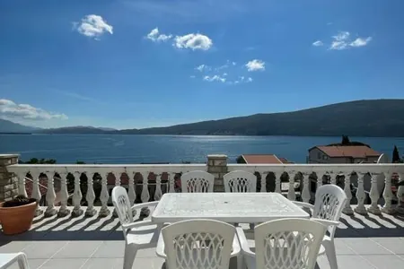 House for sale 430m2 for 5 apartments in Baoshichi, 3 minutes from the sea
