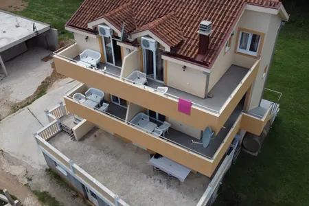 Haus zum Verkauf 500 m vom Meer entfernt in Baošići, Herceg Novi.