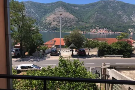 Haus in Dobrota, 50 m vom Meer, 250 m² Wohnfläche