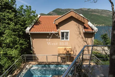 House in Lepetane with separate apartments and a view of the Bay of Kotor