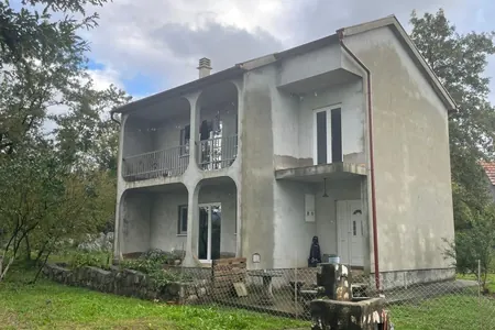 Haus von 120 m2 auf einem Grundstück von 3887 m2, Danilovgrad. Novo Selo.