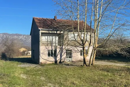 Дом площадью 208 м2 на участке 3700 м2, Даниловград. Хвостик.