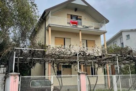 Haus von 212 m2 auf einem Grundstück von 370 m2, Podgorica. Gorica Mit.