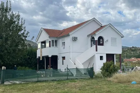 House of 230 m2 on a plot of 1000 m2, Podgorica (Farmaci)