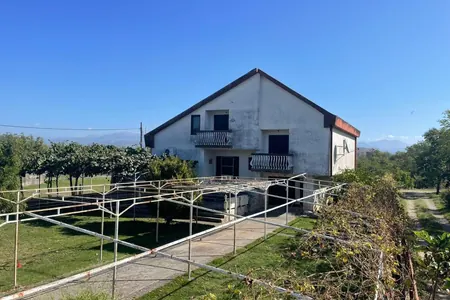 House of 280 m2 on a plot of 1900 m2, Podgorica (Farmaci)