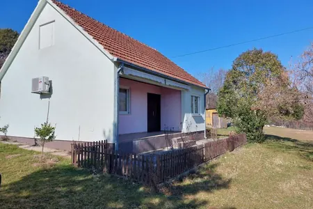 Haus von 74 m2 auf einem Grundstück von 9000 m2, Danilovgrad. Frutak.