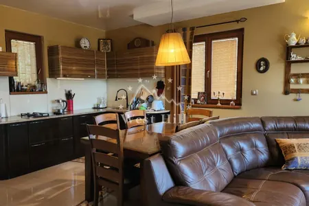 Velika kuća sa apartmanima u Bijeloj blizu mora