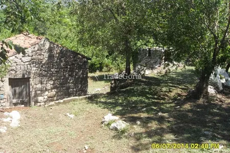 Kamena kuća sa velikom parcelom iznad Kotora