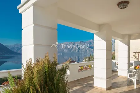 Kotor, Dobrota - Große luxuriöse Villa mit herrlichem Meerblick - 1.500.000 Euro