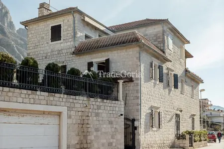 Kotor, Dobrota - geräumiges Steingebäude in erster Meereslinie