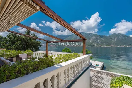 Kotor, Dobrota - Villa an erster Linie am Meer, mit einem Ponton und Garage