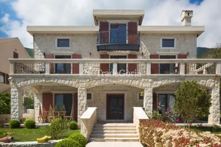 Kotor, Prcanj - authentische Villa mit Grundstück, in erster Reihe am Meer