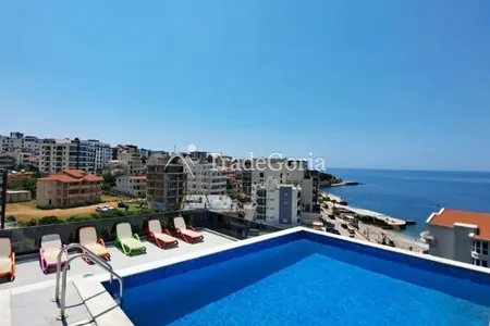 Stan sa 1 spavaćom sobom i pogledom na more u blizini plaže u kompleksu sa bazenom