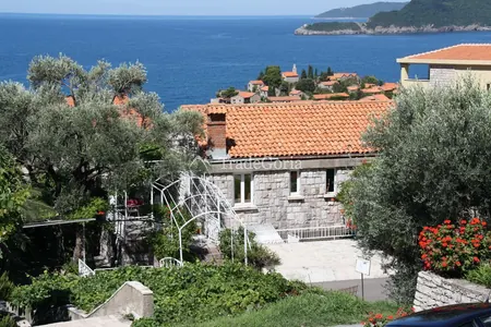 Stan sa 2 spavaće sobe i pogledom na more u slikovitoj lokaciji na Svetom Stefanu.