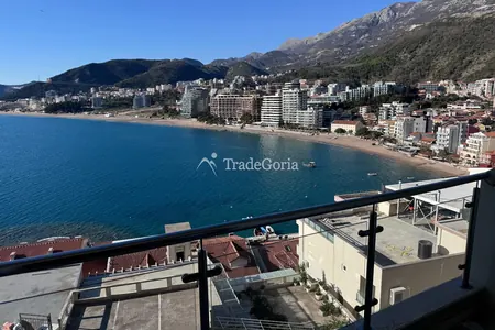 Stan sa 2 spavaće sobe i panoramskim pogledom na more u Rafailovićima, prva linija