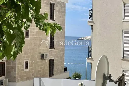 Apartment with 3 bedrooms 50 meters from the sea in Petrovac