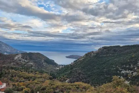 Zemljište na prodaju sa pogledom na more u Markovićima, Budva