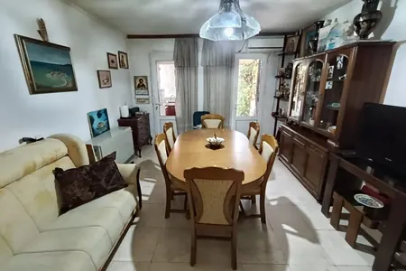 Veliki stan na prodaju blizu mora u Svetom Stefanu