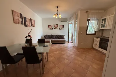 Veliki stan sa terasom u Petrovcu
