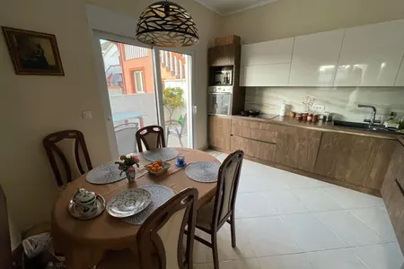 Großes gemütliches Apartment zum Verkauf in Ilyino, Bar, 500 m vom Meer entfernt