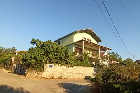 Großes Haus mit Meerblick und Terrassen in Dobra Voda