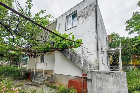 Легальный двухквартирный дом в Сутоморе, 130 кв.м, выход к пляжу