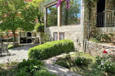 Legal two-storey house with sea view