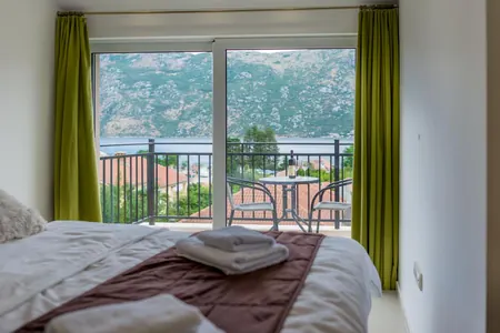 Luxus-Villa von 350 m2 an der ersten Linie der Bucht von Kotor