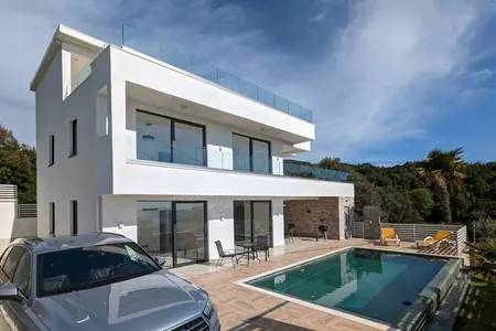 Luxury villa on the coast in the secluded bay of Palyushkovo (Comfort, Bar)