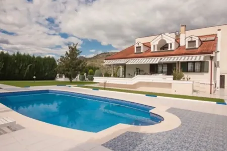 Luxusvilla mit Pool und Tennisplatz in Podgorica