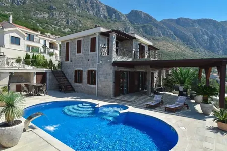 Luksuzna vila sa pogledom na more i planine i bazenom u Blizikućama