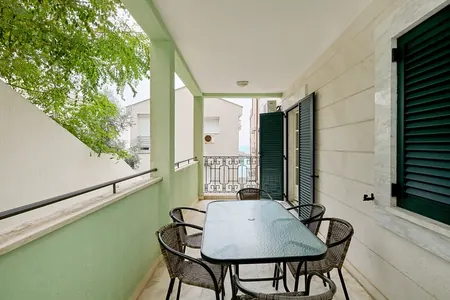 Odličan četvorosoban stan 89m2, Sveti Stefan