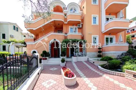 Mini-Hotel im Zentrum von Petrovac mit 13 Zimmern und schön angelegten Grünflächen und Pool, nur