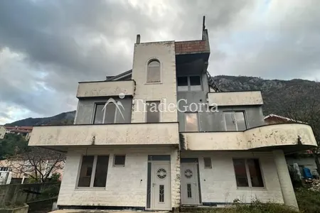 Unvollendetes Haus in Prchan mit großem Projekt