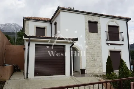 New villa with swimming pool