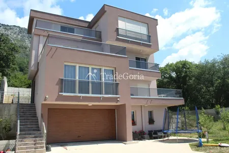 Neue moderne vierstöckige Villa mit Pool und Meerblick
