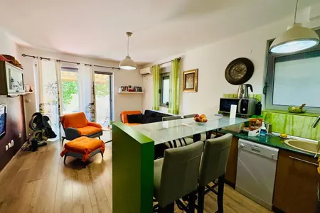 Gemütliche 1-Zimmer-Wohnung mit Pool in Petrovac, 350 m zum Meer