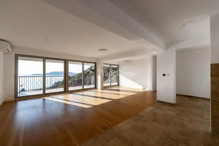 Penthouse with 3 bedrooms and panoramic sea views