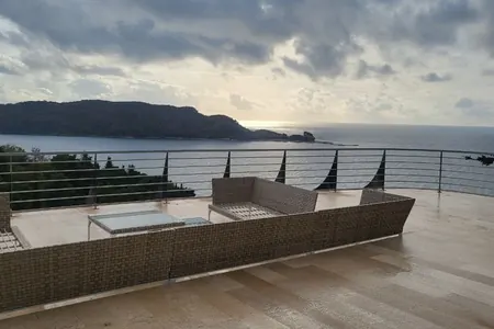 Penthouse sa 4 spavaće sobe u Bečićima