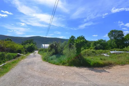 Građevinsko zemljište na prodaju 1600m² u Lastvi, nadomak plaže Jaz, Budva