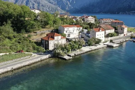Grundstück mit einem alten Steinhaus und Pier