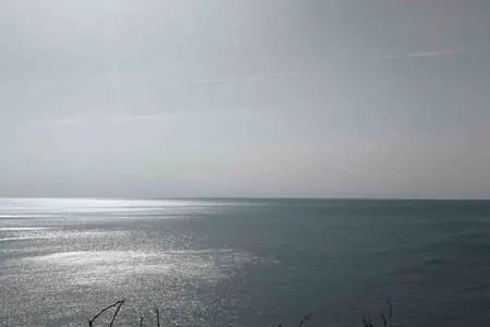 Plac u Pržno sa panoramskim pogledom na more na prvoj liniji