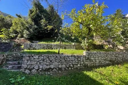 Grundstück mit Haus in Stoliv