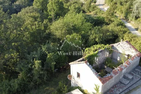 Участок с руинами каменного старинного дома
