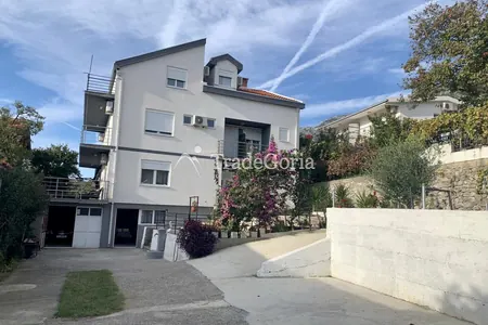 Vila sa 10 apartmana sa sobama u Sutomoru na prodaju
